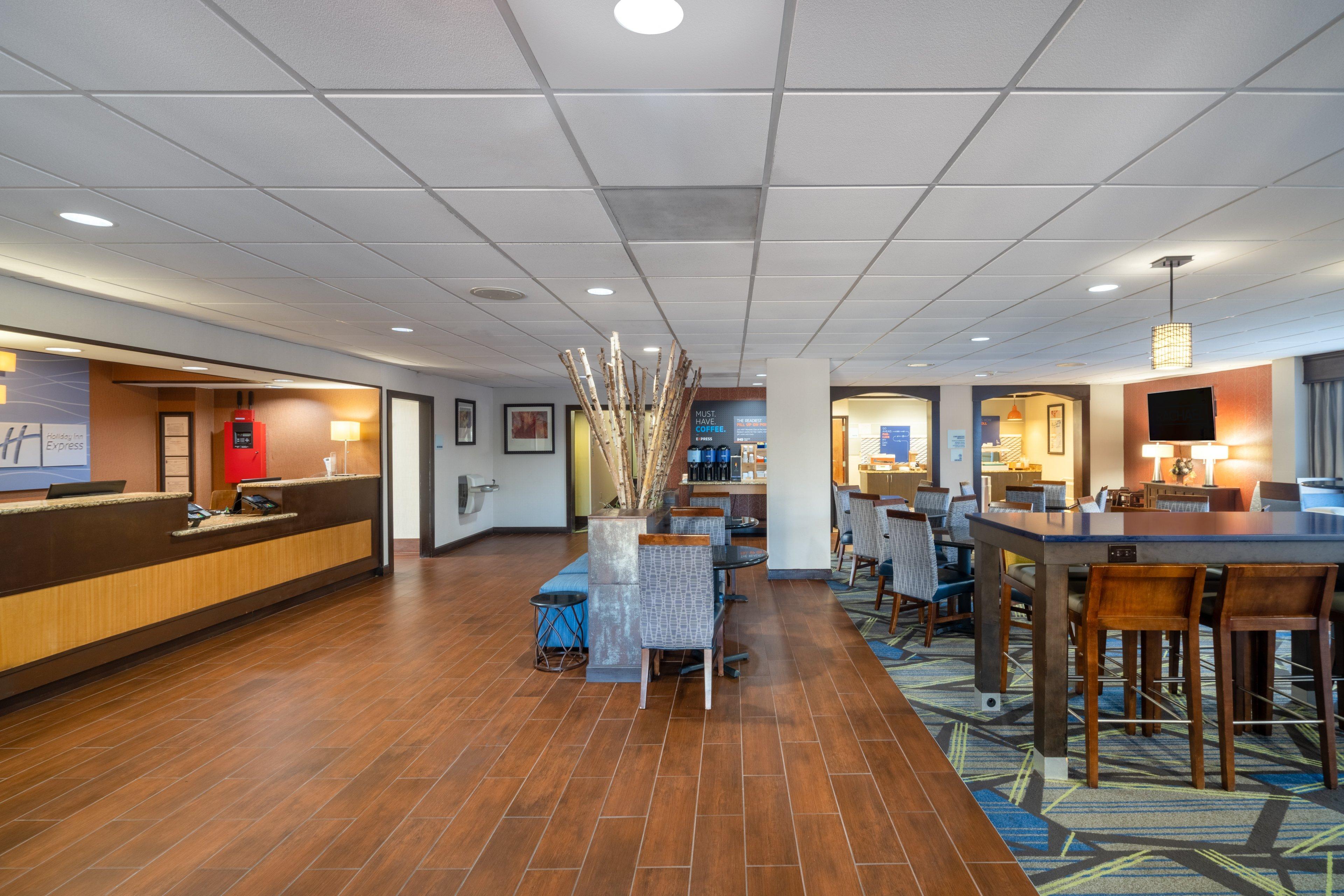 Holiday Inn Express Forsyth By Ihg Exterior photo