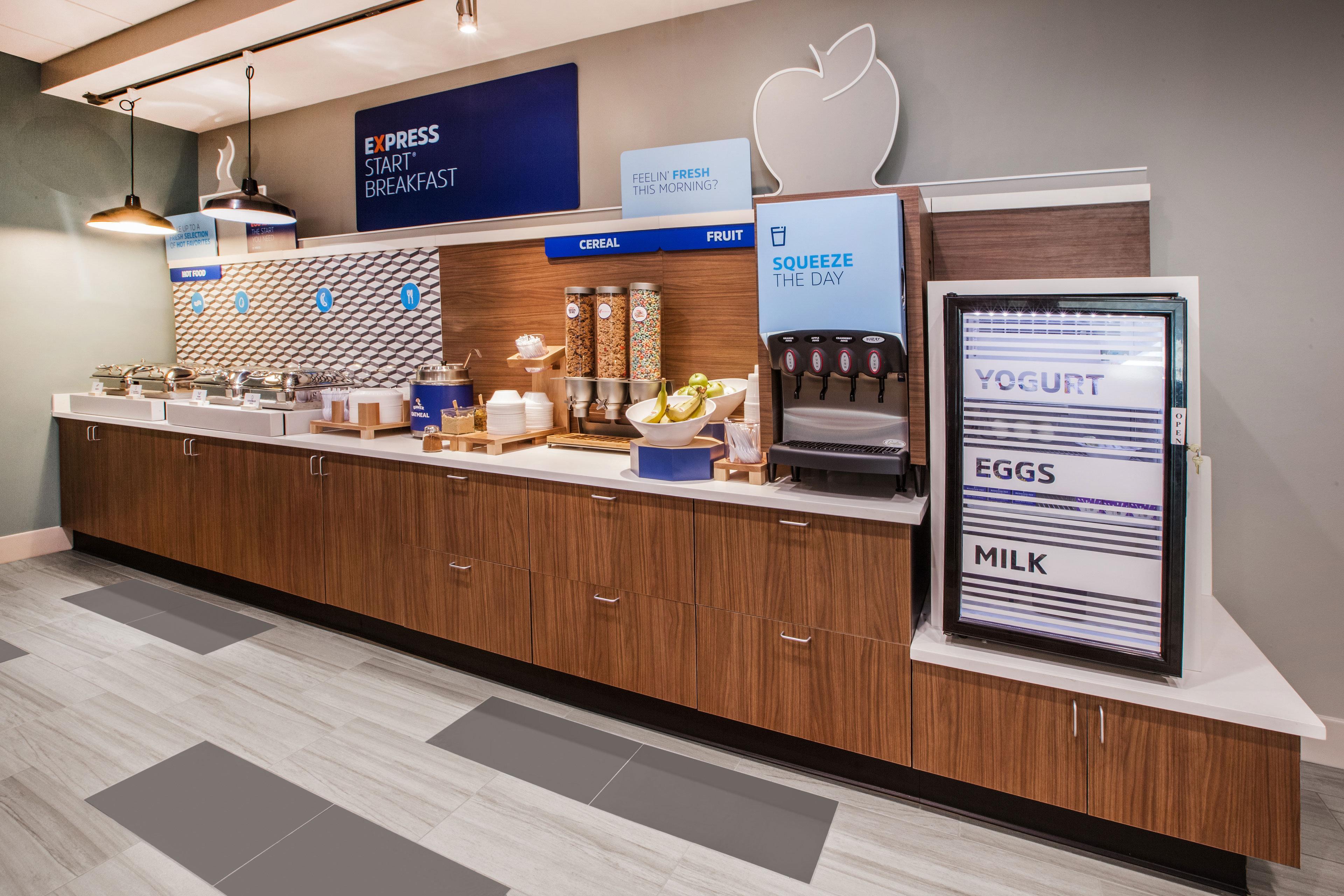 Holiday Inn Express Forsyth By Ihg Exterior photo