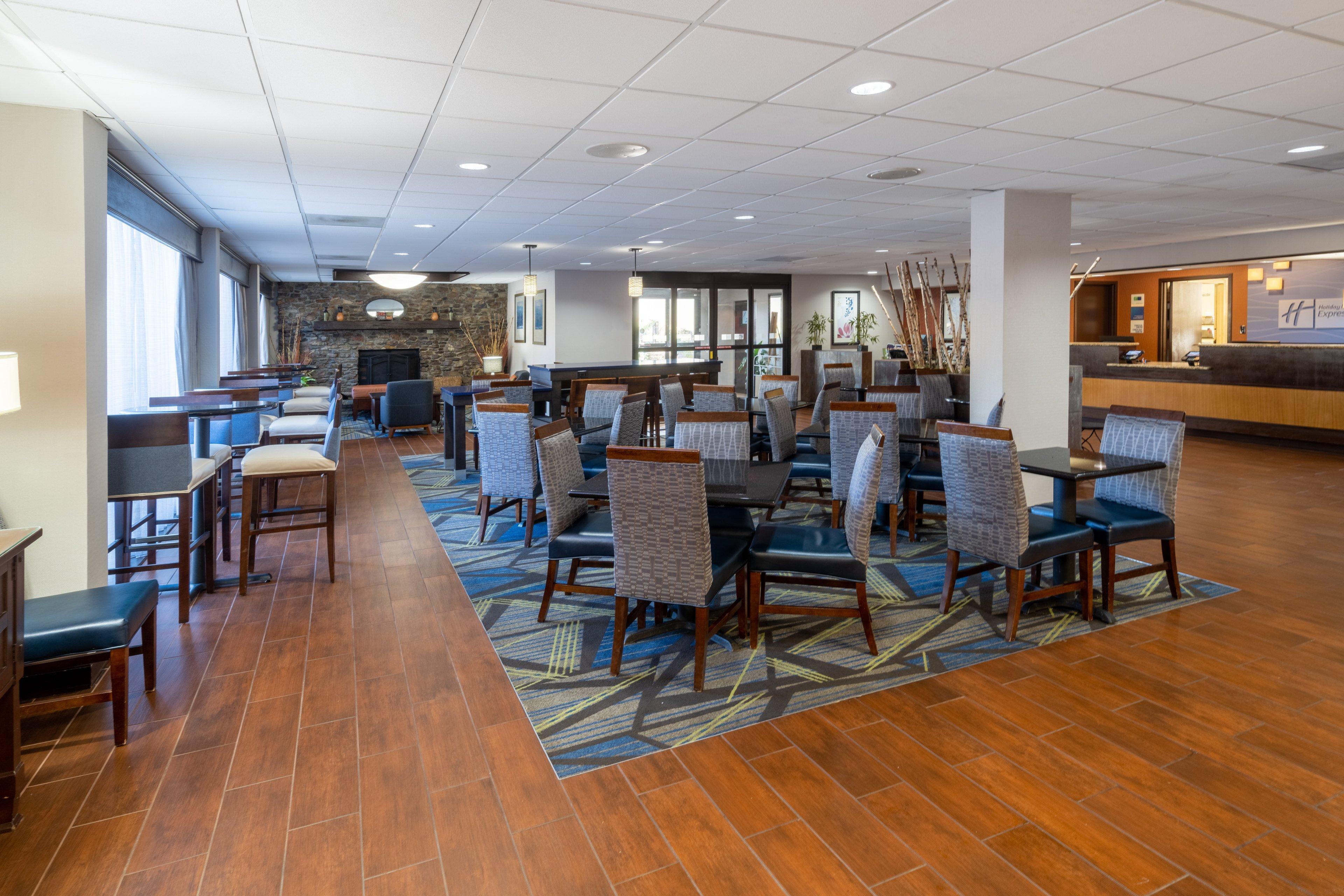 Holiday Inn Express Forsyth By Ihg Exterior photo