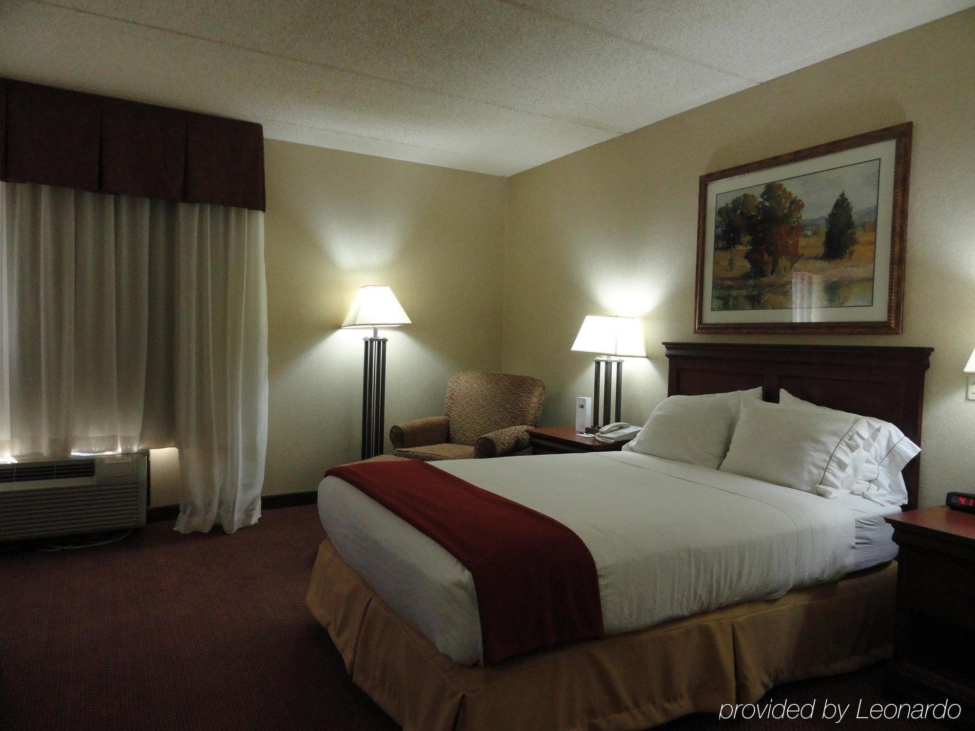 Holiday Inn Express Forsyth By Ihg Exterior photo