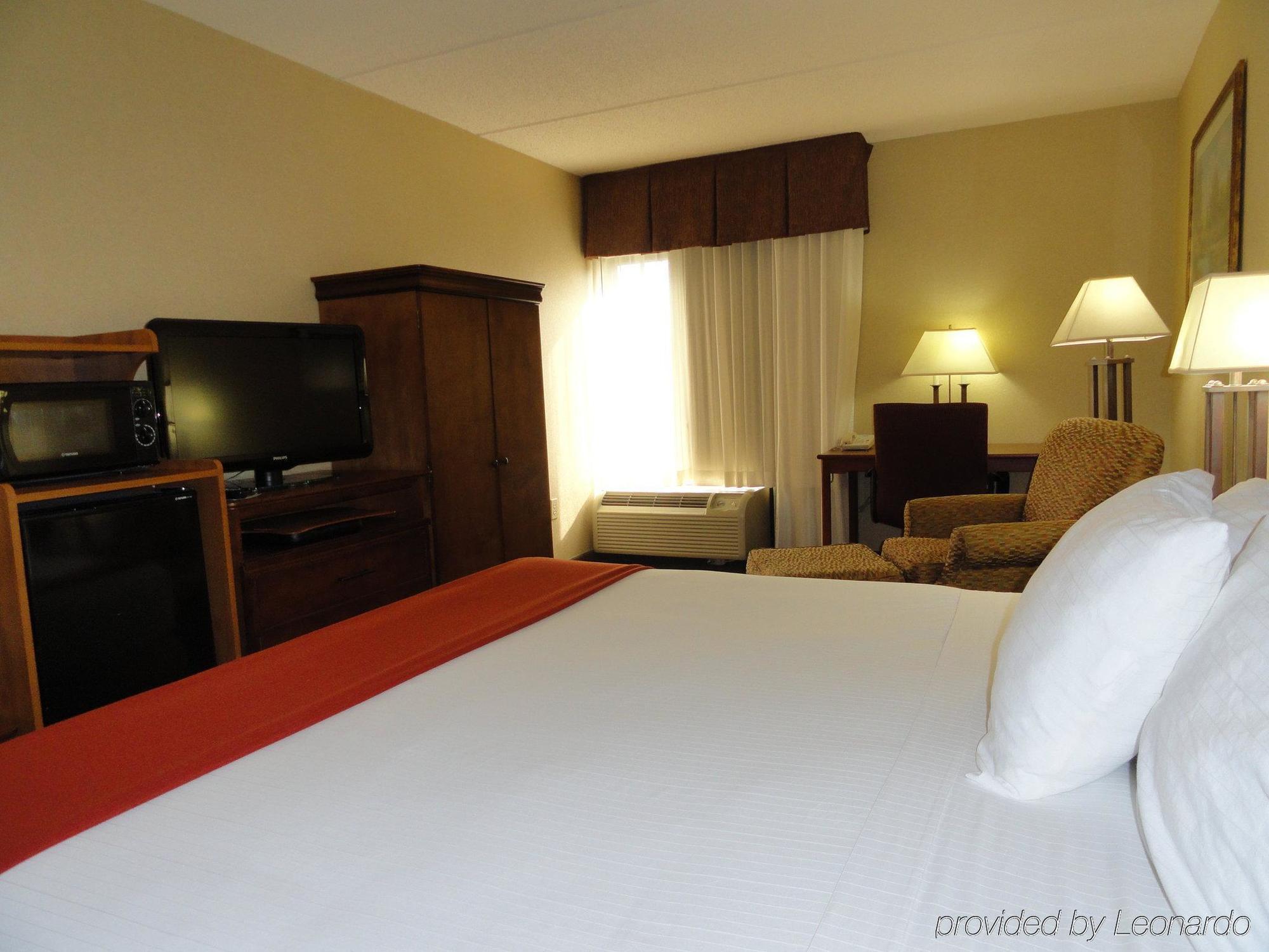 Holiday Inn Express Forsyth By Ihg Exterior photo